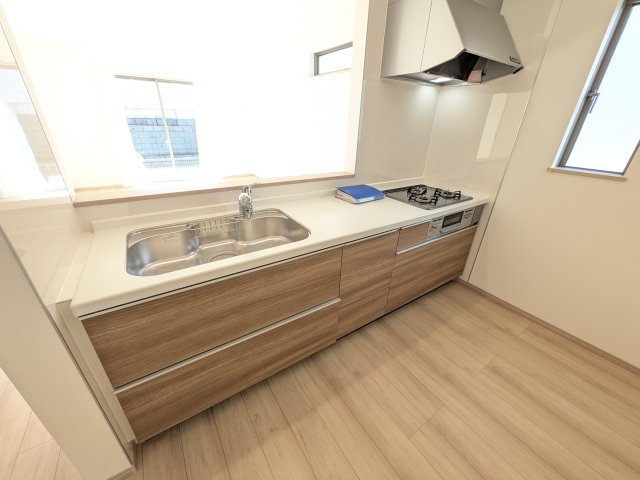 水戸市堀町2241番　新築戸建て　A号棟のキッチン|対面式カウンターでリビングとの一体感を演出。使いやすい動線と豊富な収納で、毎日の料理時間も快適に過ごせます。