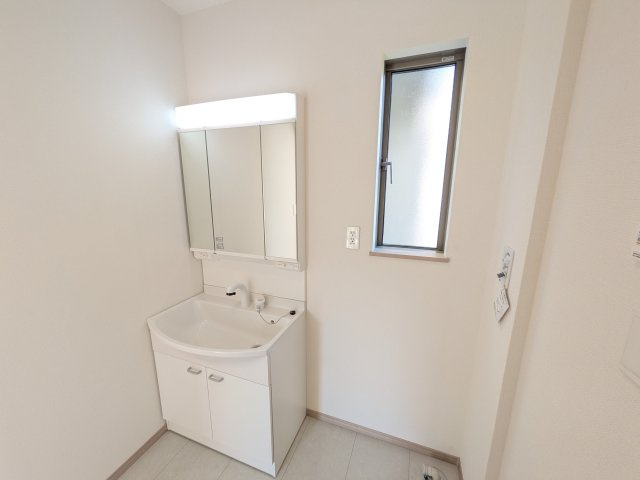 水戸市堀町2241番　新築戸建て　A号棟の独立洗面台|三面鏡の洗面化粧台はミラー扉の内側がすべて収納スペースになっており、収納力も魅力的です♪
ボックスティッシュも収納可能で、可変トレイは収納物に応じて高さ調整ができます！
取り外して洗えるので清潔です♪