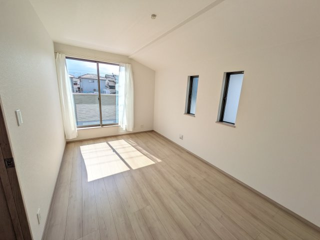 水戸市堀町2241番　新築戸建て　A号棟の洋室|バルコニーに面した２面採光で明るく開放的な洋室です♪