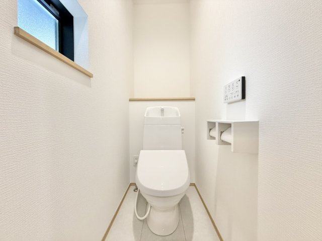 新築戸建　西宮市一ケ谷町　A号棟のトイレ|温水洗浄便座を完備。季節を問わず快適な使い心地です。各階にございます。便利な収納棚付き！