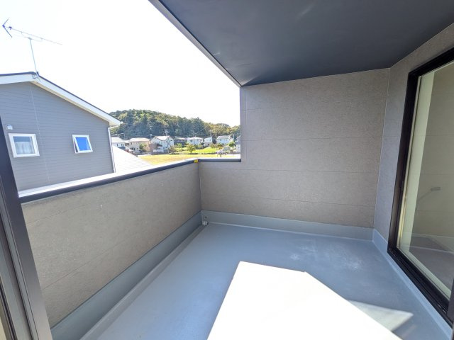 日立市川尻町　8期　新築戸建てのバルコニー|洗濯物も布団もまとめて干せるワイド設計。
広々としたワイドバルコニーで、家事の効率が上がり、日々の暮らしが快適になります。