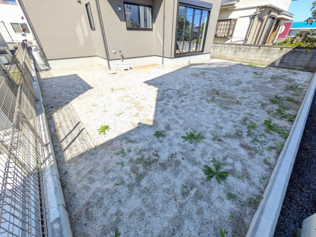 日立市川尻町　8期　新築戸建ての庭|リビングに明るい光を届ける広々とした南庭。
お子様の遊び場やペットのスペースとしても最適です。
室内外で心地よい暮らしが叶います。