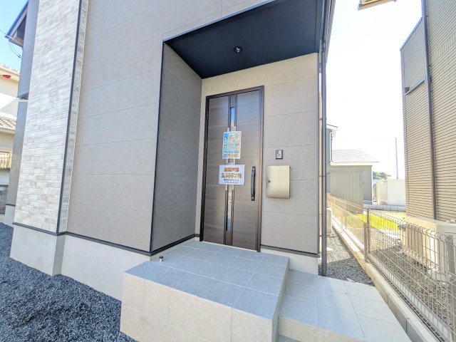 日立市川尻町　8期　新築戸建ての玄関|お洒落な玄関ドアと洗練された外壁デザイン。家の顔にふさわしい上質な佇まいで、ご家族やお客様を迎えます。