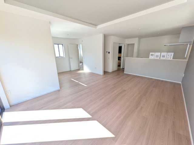 日立市川尻町　8期　新築戸建ての居間・リビング|居心地の良いデザインと機能性を両立。ご友人を招いたり、趣味を楽しんだり、様々なシーンで活躍する団らんの中心地です。