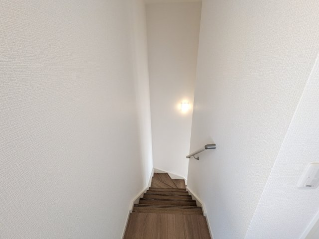 日立市川尻町　8期　新築戸建ての内装|窓付きで明るい階段は、手すり付きでお子様からご年配の方まで安心して上り下りができます♪