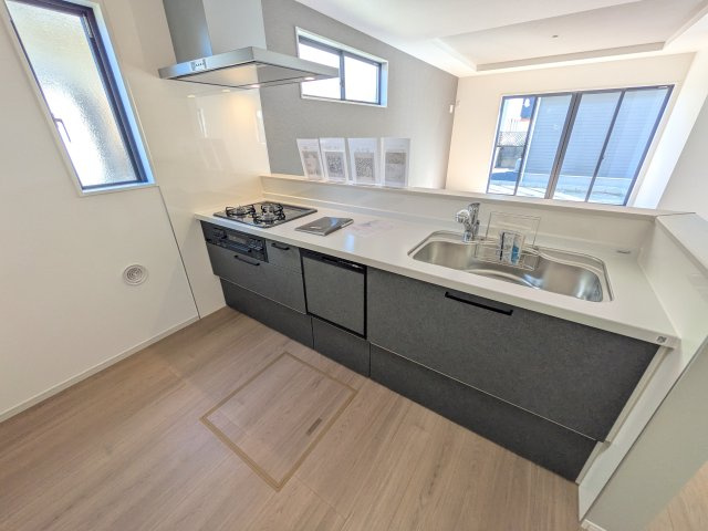 日立市川尻町　8期　新築戸建てのキッチン|料理がもっと楽しくなる広々としたワークトップ。お手入れしやすい素材を採用し、日々の掃除もラクラクこなせます。