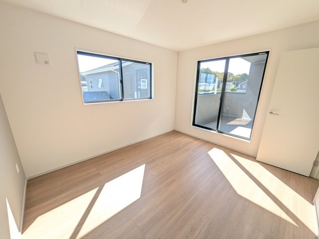 日立市川尻町　8期　新築戸建ての洋室|バルコニーに面した２面採光で明るく開放的な洋室です。
デザイン性の高いアクセントクロスで、落ち着いた雰囲気を演出。収納力たっぷりのWIC完備で、室内をすっきりと保てます♪