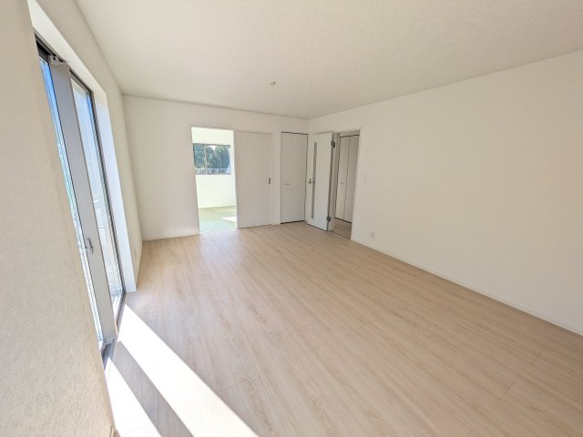 常陸太田市増井町　第1　新築戸建て　１号棟の居間・リビング|居心地の良いデザインと機能性を両立。ご友人を招いたり、趣味を楽しんだり、様々なシーンで活躍する団らんの中心地です。