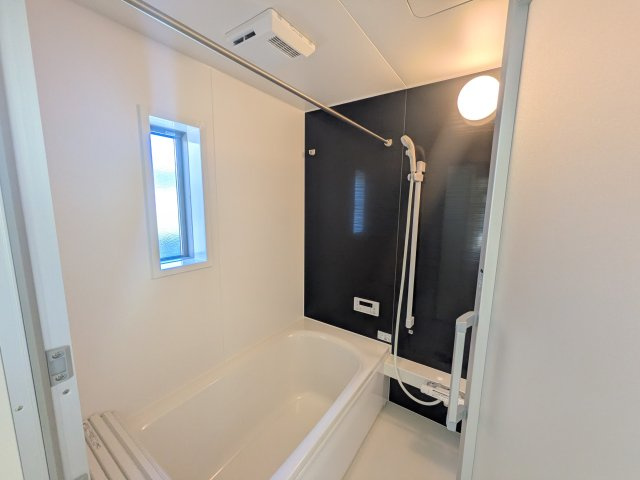 常陸太田市増井町　第1　新築戸建て　１号棟の浴室|1坪タイプのゆったりとしたバスルームは浴室暖房換気乾燥機付きで、どんな季節でも快適なバスタイムを満喫出来ます♪ 窓付きで明るく開放的なところも良いですね！
