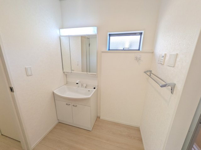 常陸太田市増井町　第1　新築戸建て　１号棟の独立洗面台|三面鏡の洗面化粧台はミラー扉の内側がすべて収納スペースになっており、収納力も魅力的です♪
ボックスティッシュも収納可能で、可変トレイは収納物に応じて高さ調整ができます！
取り外して洗えるので清潔です♪