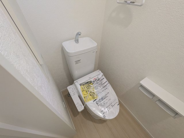 常陸太田市増井町　第1　新築戸建て　１号棟のトイレ|少ない水でもパワフルに洗浄する節水設計。清潔さと機能性を両立させた、毎日気持ち良く使えるトイレ空間です。