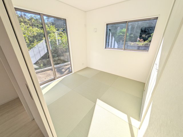 常陸太田市増井町　第1　新築戸建て　１号棟の和室|琉球畳の和室は陽当たりも良く、落ち着ける空間です♪
リビングとの続き間になっているので、お子様の遊ぶスペースやお昼寝などにも使えます！
押し入れもあり収納にも困りません♪