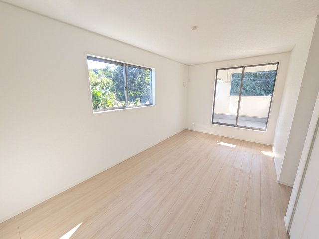 常陸太田市増井町　第1　新築戸建て　１号棟の洋室|バルコニーに面した明るい２面採光で、毎朝爽やかな光を感じられます。