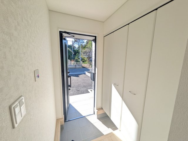 常陸太田市増井町　第1　新築戸建て　2号棟の玄関|家族全員の靴がスッキリ片付く大容量シューズボックス完備。お客様を気持ちよく迎えられる、明るく清潔感あふれる玄関です。