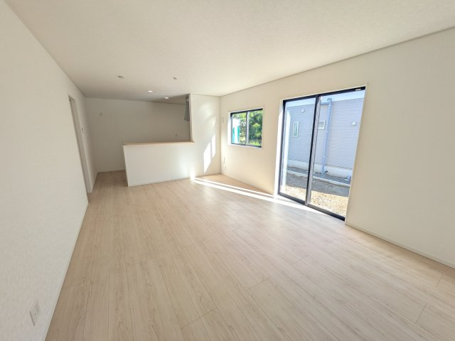 常陸太田市増井町　第1　新築戸建て　2号棟の居間・リビング|家族の会話が自然と弾む、広々としたゆとりのLDK。南西向きの窓からたっぷりの光が射し込む明るく快適な空間です。