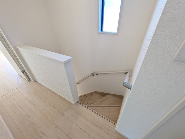 常陸太田市増井町　第1　新築戸建て　2号棟の内装|窓付きで明るい階段は、手すり付きでお子様からご年配の方まで安心して上り下りができます♪
