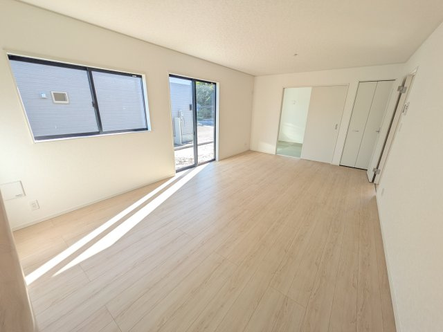 常陸太田市増井町　第1　新築戸建て　2号棟の居間・リビング|居心地の良いデザインと機能性を両立。ご友人を招いたり、趣味を楽しんだり、様々なシーンで活躍する団らんの中心地です。