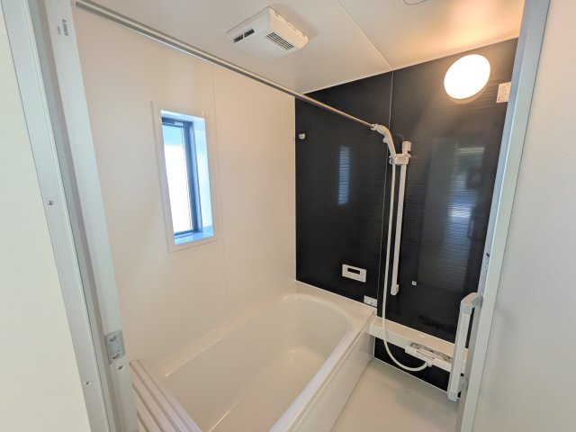 常陸太田市増井町　第1　新築戸建て　2号棟の浴室|1坪タイプのゆったりとしたバスルームは浴室暖房換気乾燥機付きで、どんな季節でも快適なバスタイムを満喫出来ます♪ 窓付きで明るく開放的なところも良いですね！