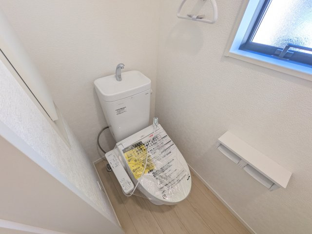 常陸太田市増井町　第1　新築戸建て　2号棟のトイレ|少ない水でもパワフルに洗浄する節水設計。清潔さと機能性を両立させた、毎日気持ち良く使えるトイレ空間です。