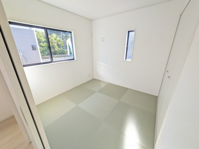 常陸太田市増井町　第1　新築戸建て　2号棟の和室|琉球畳の和室は陽当たりも良く、落ち着ける空間です♪
リビングとの続き間になっているので、お子様の遊ぶスペースやお昼寝などにも使えます！
押し入れもあり収納にも困りません♪