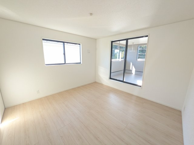 常陸太田市増井町　第1　新築戸建て　2号棟の洋室|バルコニーに面した明るい２面採光で、毎朝爽やかな光を感じられます。