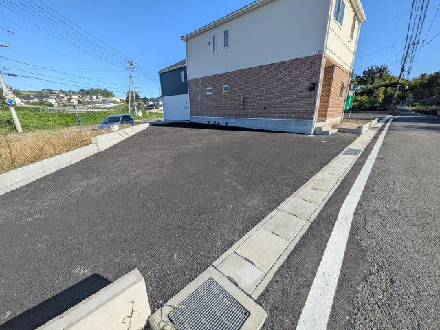 常陸太田市増井町　第1　新築戸建て　3号棟の駐車場|駐車7台可能で、出し入れしやすいゆとりのカースペース。
月々の駐車場代が不要な点も大きな魅力です。