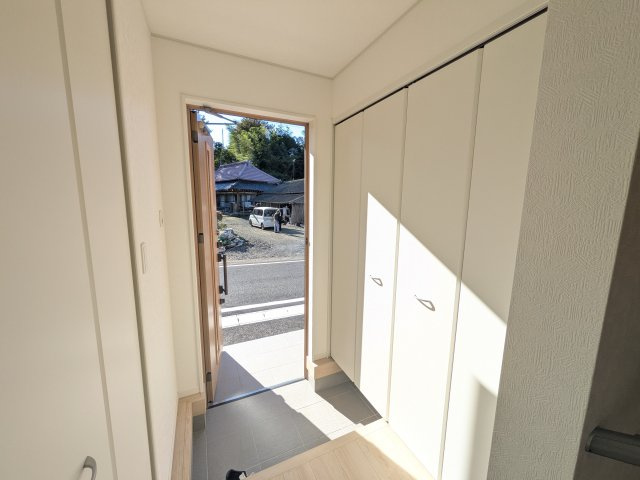 常陸太田市増井町　第1　新築戸建て　3号棟の玄関|家族全員の靴がスッキリ片付く大容量シューズボックス完備。お客様を気持ちよく迎えられる、明るく清潔感あふれる玄関です。