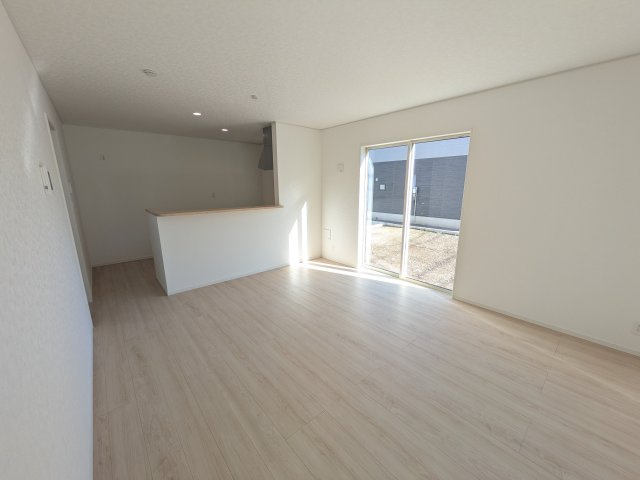 常陸太田市増井町　第1　新築戸建て　3号棟の居間・リビング|家族の会話が自然と弾む、広々としたゆとりのLDK。南西向きの窓からたっぷりの光が射し込む明るく快適な空間です。