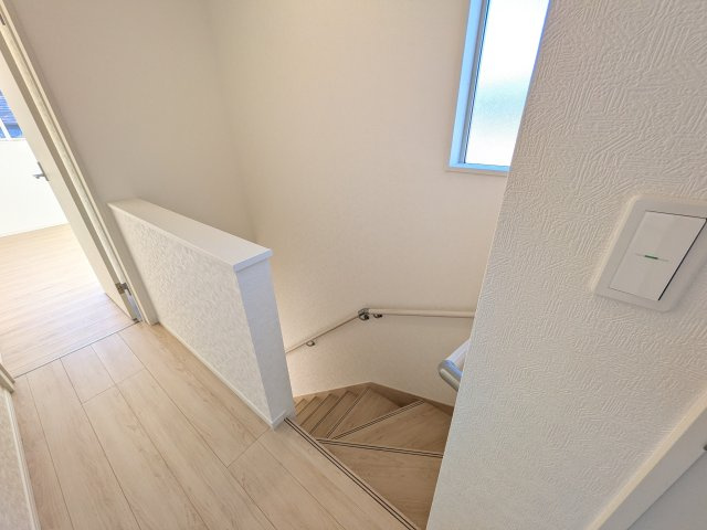 常陸太田市増井町　第1　新築戸建て　3号棟の内装|窓付きで明るい階段は、手すり付きでお子様からご年配の方まで安心して上り下りができます♪