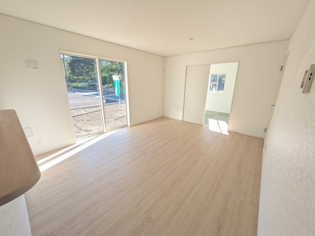 常陸太田市増井町　第1　新築戸建て　3号棟の居間・リビング|居心地の良いデザインと機能性を両立。ご友人を招いたり、趣味を楽しんだり、様々なシーンで活躍する団らんの中心地です。