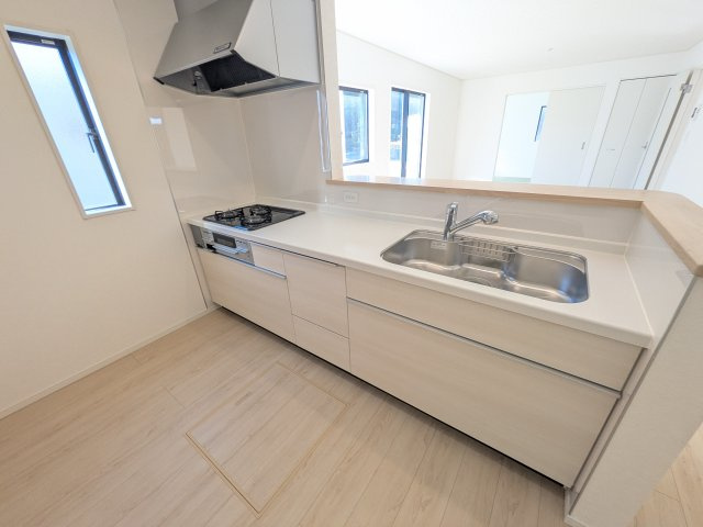常陸太田市増井町　第1　新築戸建て　3号棟のキッチン|対面式カウンターでリビングとの一体感を演出。使いやすい動線と豊富な収納で、毎日の料理時間も快適に過ごせます。