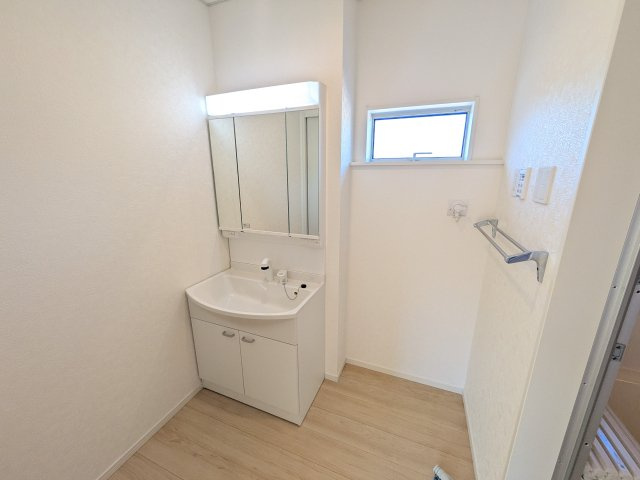 常陸太田市増井町　第1　新築戸建て　3号棟の独立洗面台|三面鏡の洗面化粧台はミラー扉の内側がすべて収納スペースになっており、収納力も魅力的です♪
ボックスティッシュも収納可能で、可変トレイは収納物に応じて高さ調整ができます！
取り外して洗えるので清潔です♪