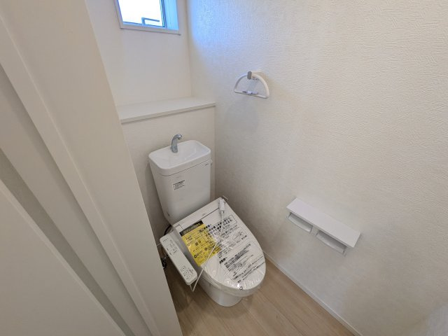 常陸太田市増井町　第1　新築戸建て　3号棟のトイレ|少ない水でもパワフルに洗浄する節水設計。清潔さと機能性を両立させた、毎日気持ち良く使えるトイレ空間です。