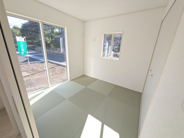 常陸太田市増井町　第1　新築戸建て　3号棟の和室|琉球畳の和室は陽当たりも良く、落ち着ける空間です♪
リビングとの続き間になっているので、お子様の遊ぶスペースやお昼寝などにも使えます！
押し入れもあり収納にも困りません♪