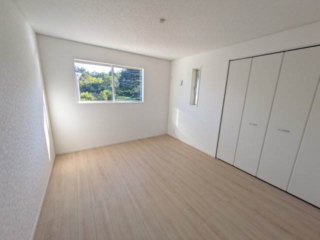 常陸太田市増井町　第1　新築戸建て　3号棟の洋室|バルコニーに面した明るい２面採光で、毎朝爽やかな光を感じられます。