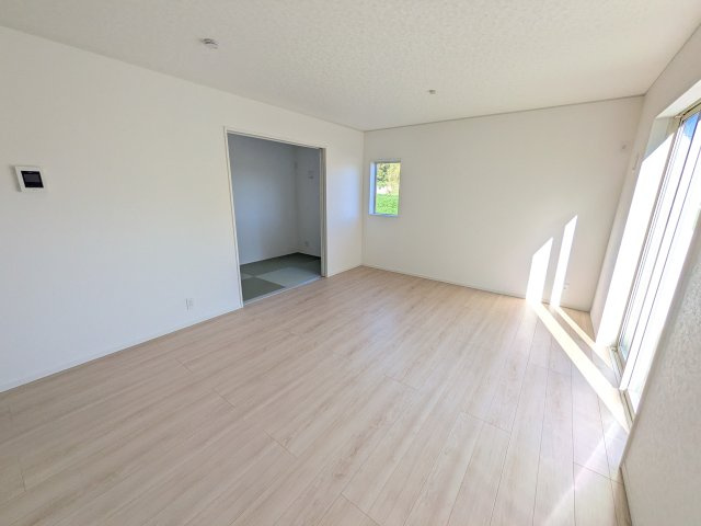 常陸太田市増井町　第1　新築戸建て　4号棟の居間・リビング|居心地の良いデザインと機能性を両立。ご友人を招いたり、趣味を楽しんだり、様々なシーンで活躍する団らんの中心地です。