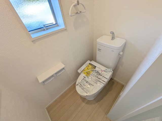 常陸太田市増井町　第1　新築戸建て　4号棟のトイレ|少ない水でもパワフルに洗浄する節水設計。清潔さと機能性を両立させた、毎日気持ち良く使えるトイレ空間です。