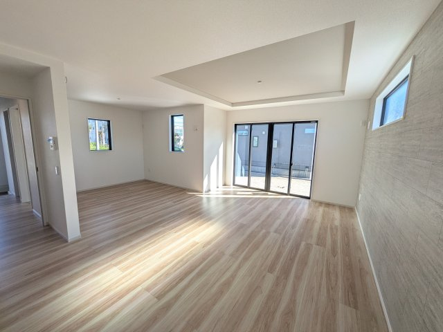 常陸太田市塙町　2期　新築戸建ての居間・リビング|家族の会話が自然と弾む、広々としたゆとりのLDK。南向きの窓からたっぷりの光が射し込む明るく快適な空間です。