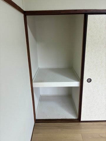 磯松マンションの玄関