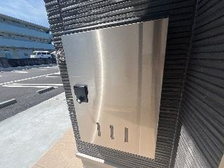 新築）パドレ　ムールトメスクのエントランス|宅配BOX付きで不在時の荷物の受け取りに便利です☆