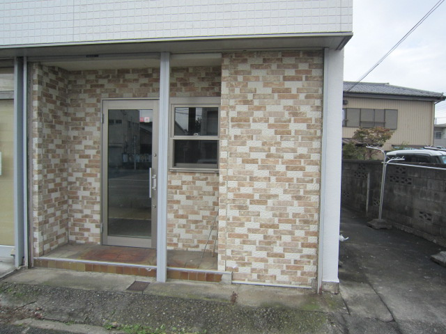 鴻巣市鎌塚２丁目の店舗一部の玄関