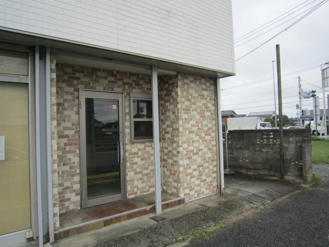 鴻巣市鎌塚２丁目の店舗一部の玄関