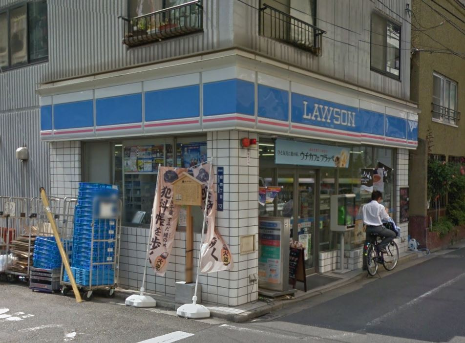 カルペンテリアエッセの周辺