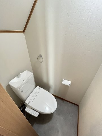 Front Station TAKAのトイレ|落ち着いた色調のトイレです