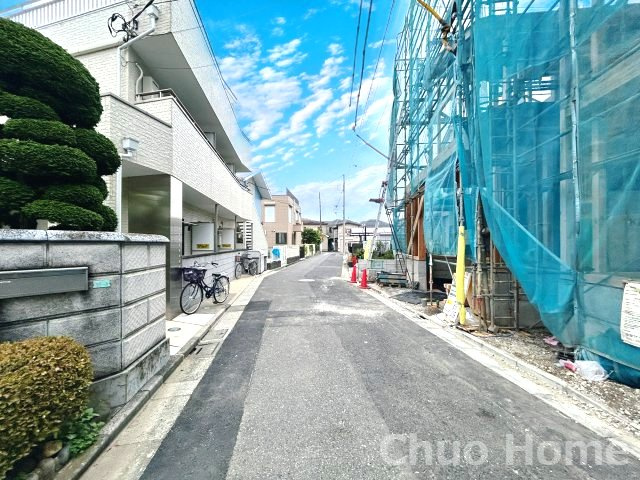 江戸川区上篠崎1丁目新築分譲住宅の前面道路含む現地写真|前面道路