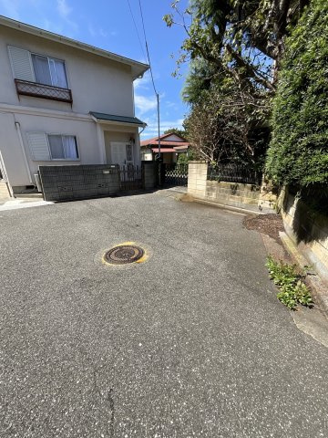 奉免町　中古住宅の外観|前面道路