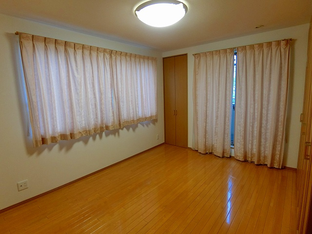 若草町戸建ての洋室