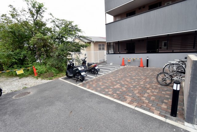 プレミアムコート武庫川の駐車場