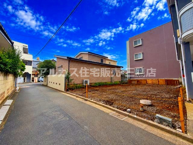 三鷹市新川6丁目 中央線 吉祥寺駅 売地の前面道路含む現地写真|前面道路と敷地全体を望むアングル。道路に面した開口部もすっきりとしており、プランニングがしやすい形状です。 