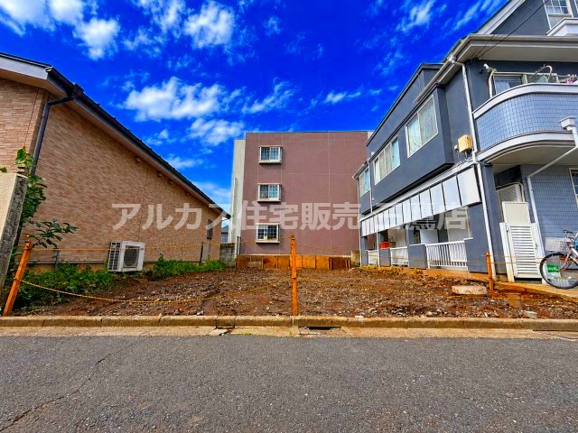 三鷹市新川6丁目 中央線 吉祥寺駅 売地の外観|道路側から敷地全体を見渡したカット。お好きな間取りや外観デザインで理想の邸宅を建築していただけます。